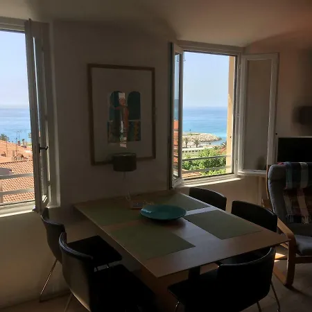 Апартаменти Central Top-floor Apt W/best Views And Parking