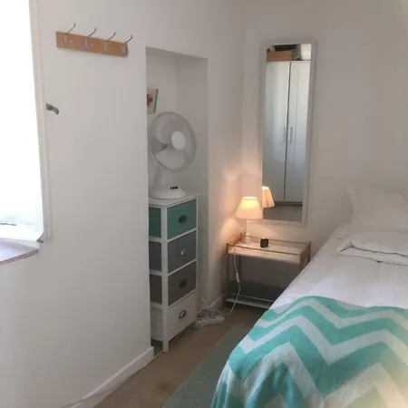 Central Top-floor Apt W/best Views And Parking Мантон