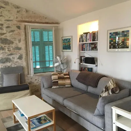 Апартаменти Central Top-floor Apt W/best Views And Parking